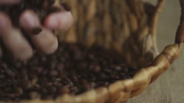 Kahve Ben'ler bir avuç avuç alıp kadın