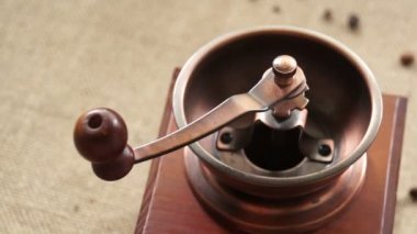 Kadın kahve çekirdekleri bir antik Kahve değirmeni koyar. Ağır çekim