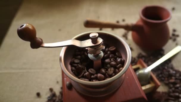 Kaffebönor och en gammal kaffekvarn. Flytta kameran — Stockvideo