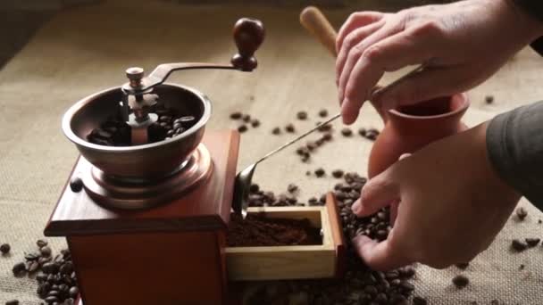 Maken van koffie in cezve — Stockvideo