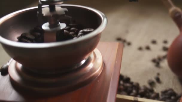 Maken van koffie in cezve — Stockvideo