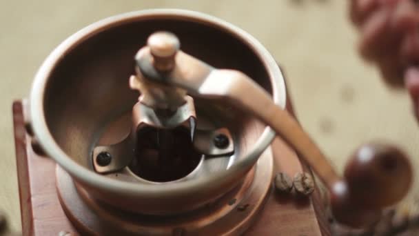 Nő egy antik kávédaráló kávé bab helyezi. Lassú mozgás — Stock videók