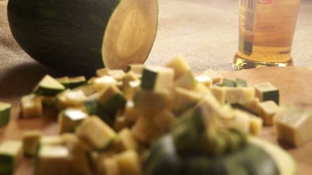 Zucchine affettate su un tagliere di legno — Video Stock