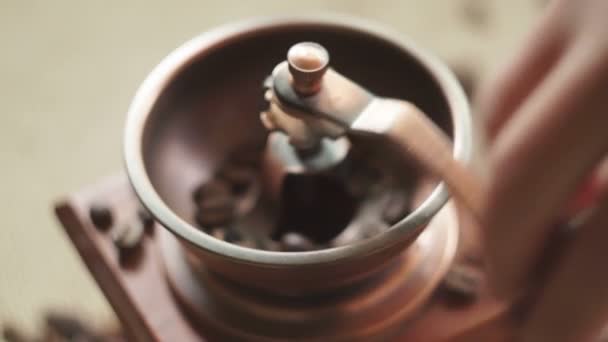 Измельчает кофейные зерна со старыми кофемолками — стоковое видео
