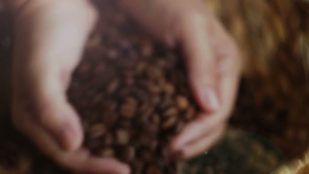 Mulher pegando na palma da mão de um punhado de bens de café — Vídeo de Stock