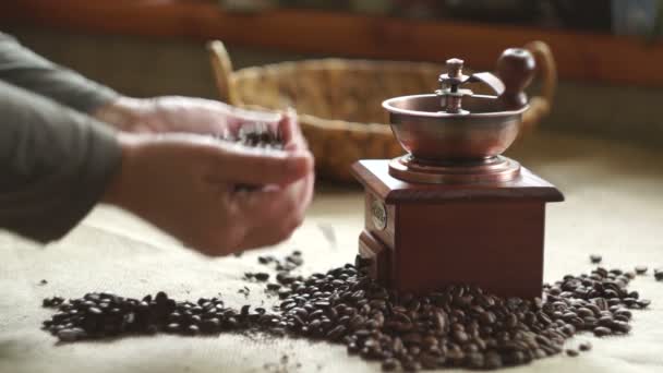 Mulher coloca grãos de café em um moedor de café antigo. Movimento lento — Vídeo de Stock