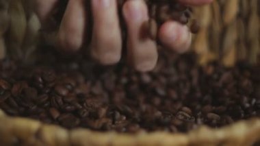 Kahve Ben'ler bir avuç avuç alıp kadın