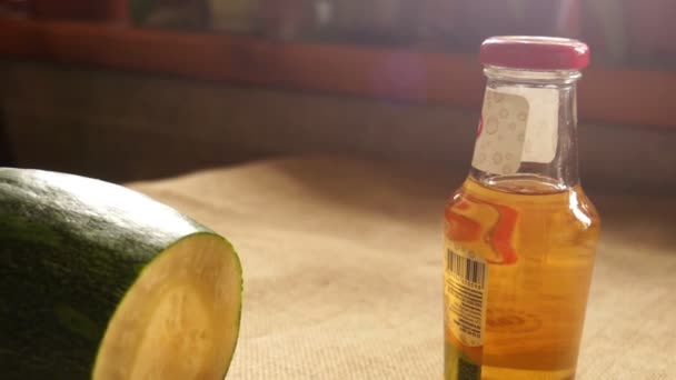 Gesneden courgette op een houten snijplank — Stockvideo