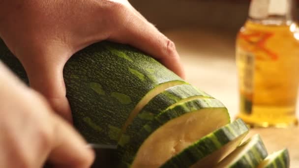 Cocinar cortando calabacín. Movimiento lento — Vídeo de stock