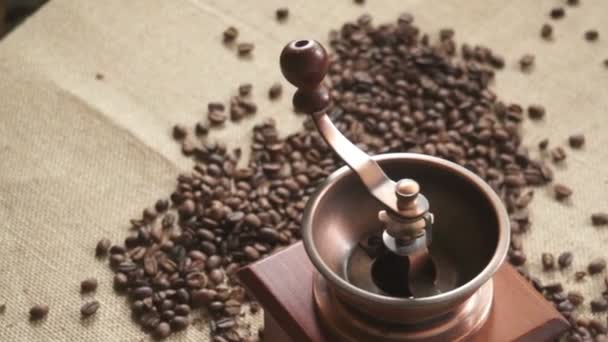 コーヒー豆は、古いコーヒー グラインダー。カメラの移動 — ストック動画