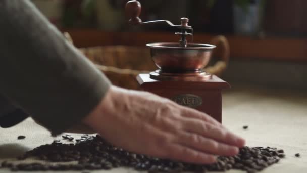 Kvinnan sätter kaffebönor i en antik kaffekvarn. Slow motion — Stockvideo