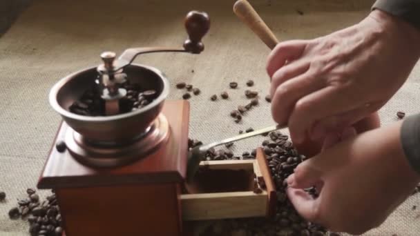 Haciendo café en Cezve — Vídeo de stock