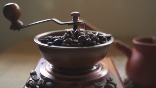 Κόκκους καφέ και ένα παλιό μύλο του καφέ. Μετακίνηση της φωτογραφικής μηχανής — Αρχείο Βίντεο