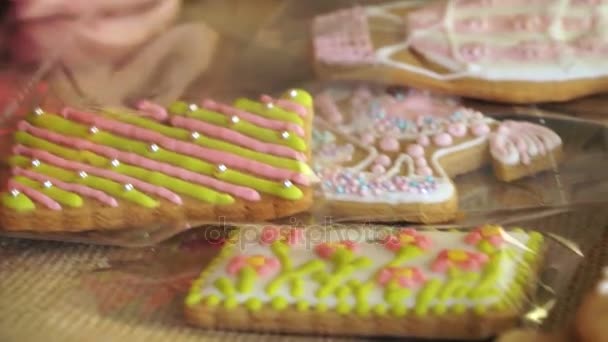 Mujer paquetes de pan de jengibre — Vídeo de stock