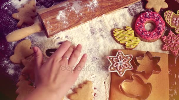 Sfondo cottura di Natale. La ragazza scrive su un tavolo il 2017 — Video Stock