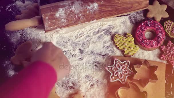 Fondo para hornear Navidad. La muchacha escribe sobre la mesa 2017 — Vídeos de Stock