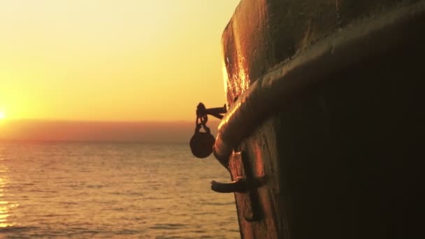 Рибальський човен на пляжі під час заходу сонця — стокове відео