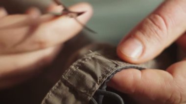 Yakın çekim terzi kıyafet onarımı