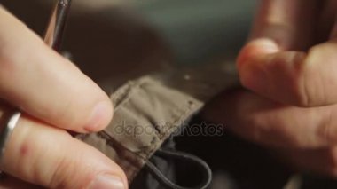Yakın çekim terzi kıyafet onarımı