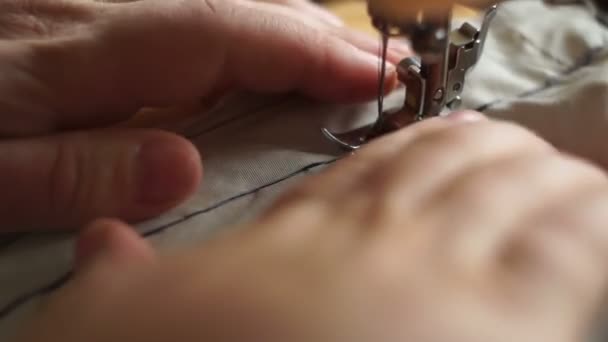 Gros plan La couture tailleur sur la machine à coudre — Video