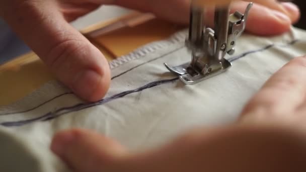 Gros plan La couture tailleur sur la machine à coudre — Video