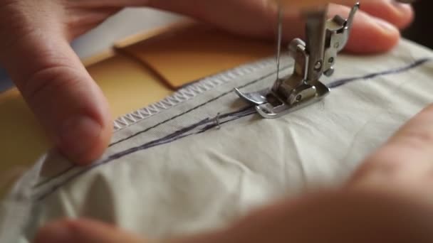 Gros plan La couture tailleur sur la machine à coudre — Video
