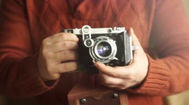 Vintage fotoğraf makinesi elinde