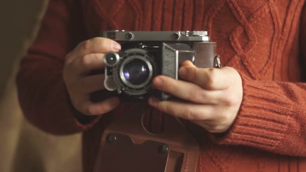 Oldtimer-Kamera. der Mann öffnet eine alte Kamera — Stockvideo