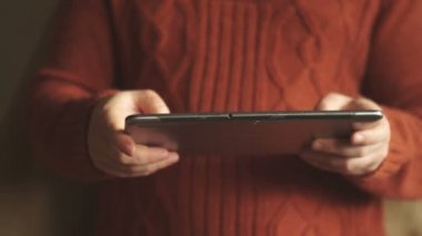 Tablet PC adam elinde