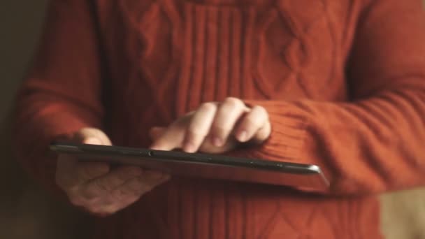 Tablette PC dans les mains de l'homme — Video