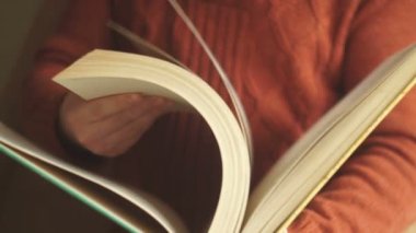 Kitap insan elinde büyük bir boyutudur