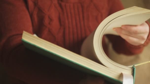 Книга великого розміру в людській руці — стокове відео