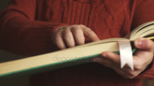 Boken är en stor storlek i en mänsklig hand — Stockvideo