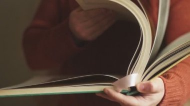 Kitap insan elinde büyük bir boyutudur