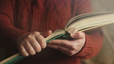 Kitap insan elinde büyük bir boyutudur