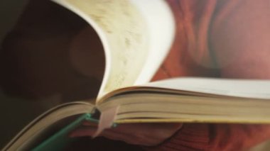 Kitap insan elinde büyük bir boyutudur