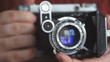 Vintage fotoğraf makinesi elinde