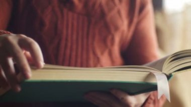 Kitap insan elinde büyük bir boyutudur
