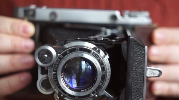 Винтажная фотокамера в руках — стоковое видео