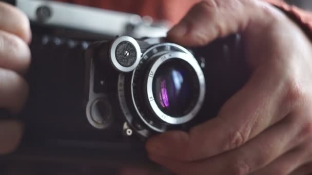 Vintage câmera de fotos nas mãos de — Vídeo de Stock