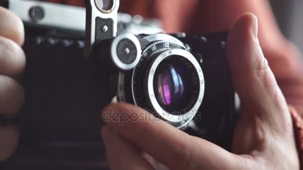 Oldtimer-Fotokamera in den Händen von — Stockvideo