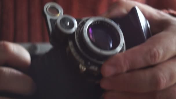 Vintage fotoğraf makinesi elinde — Stok video