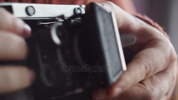 Fotocamera vintage nelle mani di — Video Stock