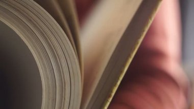 Kitap insan elinde büyük bir boyutudur