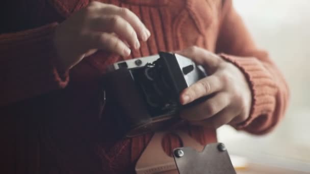 Винтажная фотокамера в руках — стоковое видео