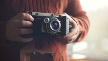 Vintage fotoğraf makinesi elinde