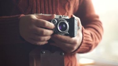 Vintage fotoğraf makinesi elinde