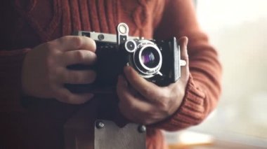 Vintage fotoğraf makinesi elinde