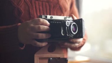 Vintage fotoğraf makinesi elinde