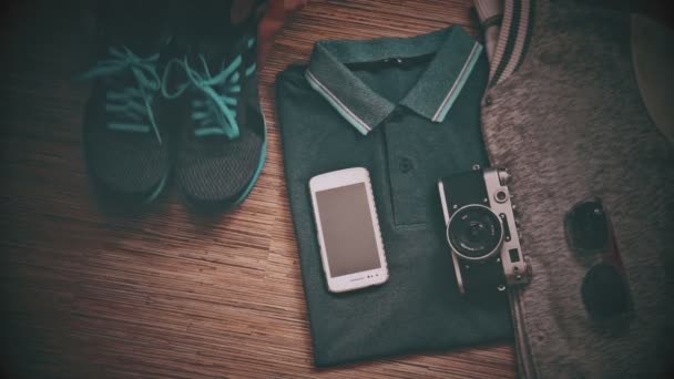 Sport kleding en gadgets, bovenaanzicht — Stockvideo